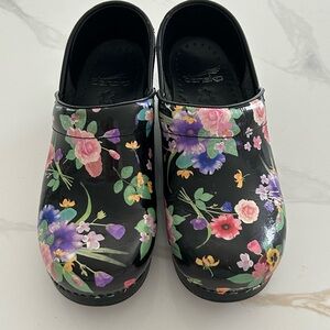 Dansko Black Multicolor Floral Garden Print Patent Leather Clogs Size 36 6